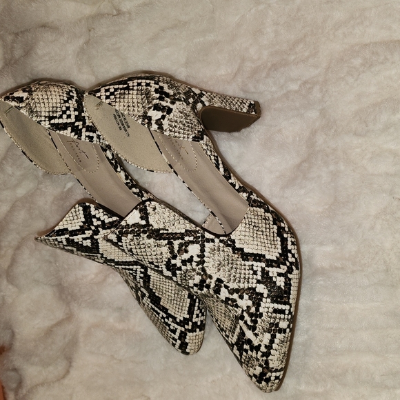 COMFORT SNAKESKIN cut out booties. - Picture 4 of 8